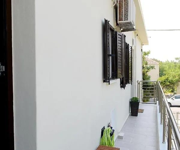 Holiday home Alion House